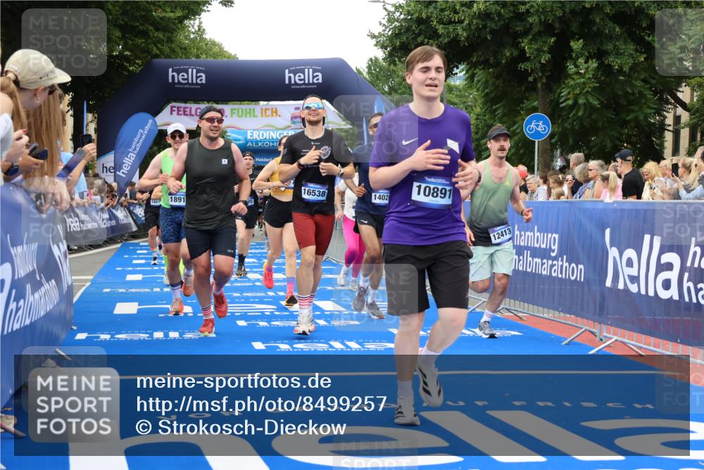 29.06.2025 - hella hamburg halbmarathon Strokosch-Dieckow http://msf.ph/oto/8499257 29.06.2025 10:53:50 Ziel 1422, 1706, 1870, 2432, 2518, 5607, 6260, 6481, 6877, 7177, 7395, 7918, 7973, 8285, 8335, 9922, 10529, 10891, 11789, 12413, 13032, 13869, 14026, 14175, 14818, 15502, 16477, 16538, 17740, 18249, 18418, 18487, 18759, 18831, 18879, 18915, 19177 meine-sportfotos.de