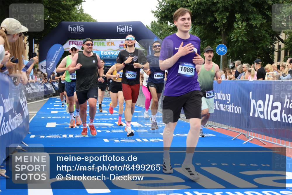 29.06.2025 - hella hamburg halbmarathon Strokosch-Dieckow http://msf.ph/oto/8499265 29.06.2025 10:53:50 Ziel 1422, 1706, 1870, 2432, 2518, 5607, 6260, 6481, 6877, 7177, 7395, 7918, 7973, 8285, 8335, 9922, 10529, 10891, 11789, 12413, 13032, 13869, 14026, 14175, 14818, 15502, 16477, 16538, 17740, 18249, 18418, 18487, 18759, 18831, 18879, 18915, 19177 meine-sportfotos.de