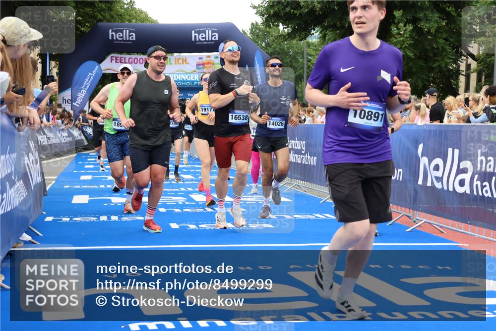 29.06.2025 - hella hamburg halbmarathon Strokosch-Dieckow http://msf.ph/oto/8499299 29.06.2025 10:53:51 Ziel 1422, 1706, 1870, 2432, 5607, 6260, 6374, 6481, 6877, 7177, 7395, 7918, 7973, 8285, 8335, 8394, 9922, 10529, 10891, 11789, 12413, 13032, 13869, 14026, 14175, 15502, 16477, 16538, 17740, 18249, 18418, 18487, 18759, 18831, 18879, 18915, 19177 meine-sportfotos.de