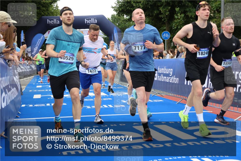29.06.2025 - hella hamburg halbmarathon Strokosch-Dieckow http://msf.ph/oto/8499374 29.06.2025 10:53:47 Ziel 1422, 1706, 1870, 2082, 2518, 5399, 5607, 6260, 6877, 7177, 7395, 7973, 8285, 8335, 9922, 10529, 10891, 10895, 11588, 11589, 12413, 14026, 14702, 14818, 15441, 15502, 16477, 16538, 17482, 17740, 18249, 18418, 18487, 18514, 18759, 18831, 18915, 19177 meine-sportfotos.de