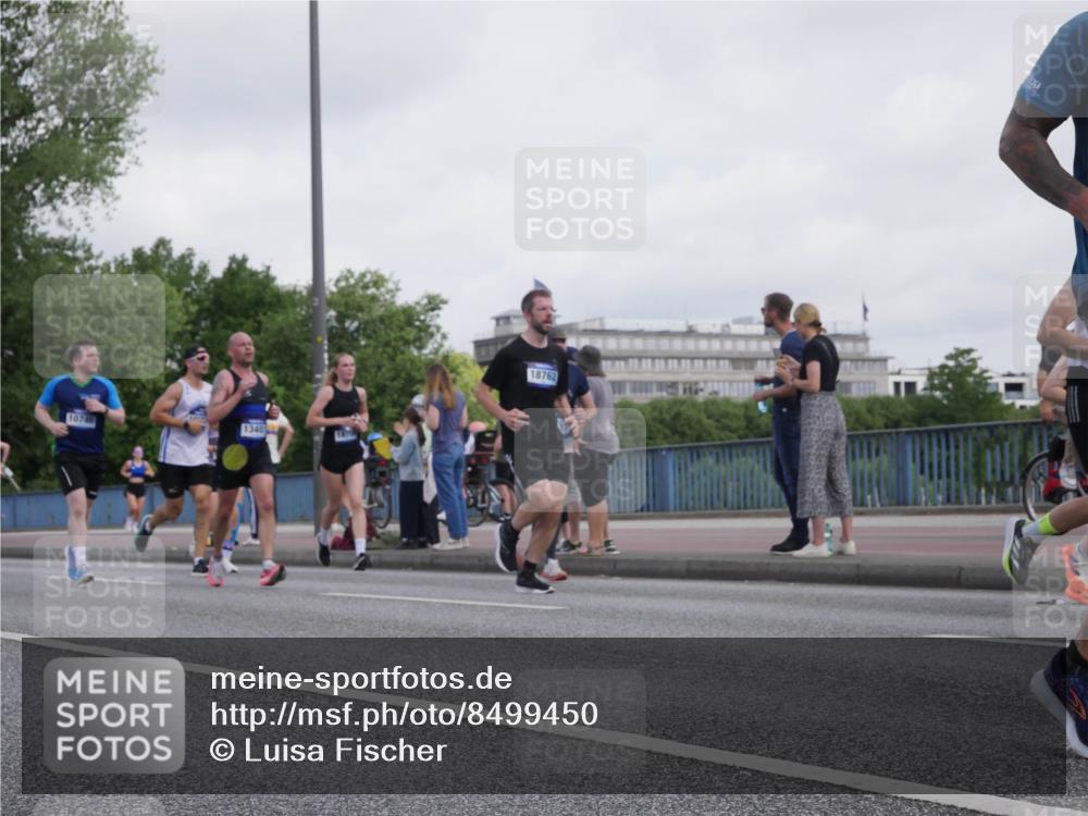 29.06.2025 - hella hamburg halbmarathon Luisa Fischer http://msf.ph/oto/8499450 29.06.2025 10:03:46 Kennedybrücke 10746, 1340, 18762, 1568, 1611, 3141, 3983, 4945, 5033, 6757, 8255, 9553, 9555, 10188, 10271 meine-sportfotos.de