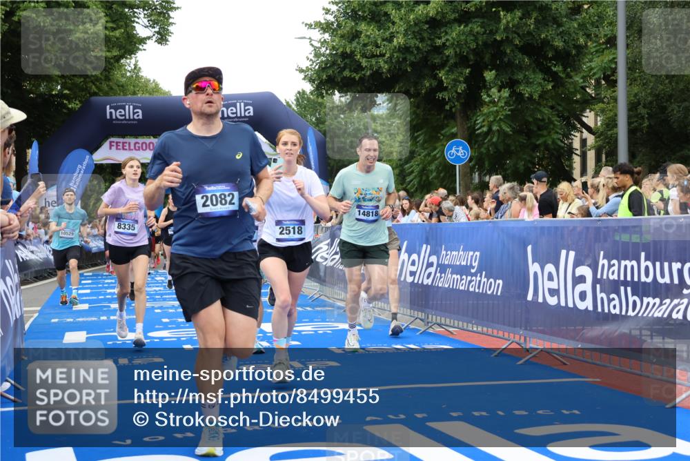 29.06.2025 - hella hamburg halbmarathon Strokosch-Dieckow http://msf.ph/oto/8499455 29.06.2025 10:53:44 Ziel 1422, 1706, 1870, 2058, 2082, 2518, 2630, 3819, 5399, 5607, 6260, 6877, 7177, 8285, 8335, 9922, 10529, 10891, 10895, 11588, 11589, 11604, 12413, 12632, 13865, 14026, 14702, 14818, 15061, 15441, 15502, 16092, 16538, 17482, 17740, 18143, 18249, 18418, 18487, 18514, 18715, 18759, 18915, 19177 meine-sportfotos.de
