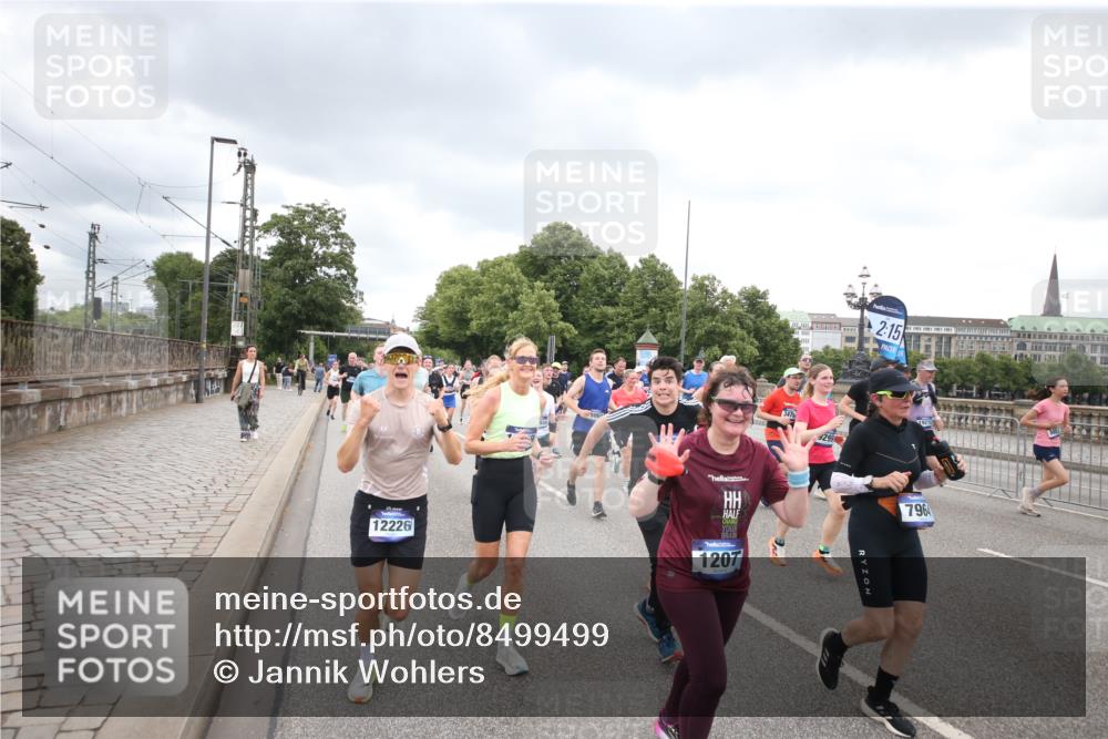 29.06.2025 - hella hamburg halbmarathon Jannik Wohlers http://msf.ph/oto/8499499 29.06.2025 10:56:42 Lombardsbrücke 1207, 2370, 2871, 3387, 3470, 3485, 3723, 3851, 4241, 4485, 4568, 4569, 4611, 4998, 5057, 5639, 6053, 6284, 6832, 6981, 7416, 7417, 7592, 7787, 7964, 8039, 8197, 8224, 8546, 8679, 9298, 9299, 9329, 9513, 9570, 9670, 10016, 10142, 10450, 10505, 10632, 11050, 11179, 11323, 11954, 12226, 12345, 12476, 12477, 12484, 12535, 12828, 12829, 12832, 12984, 13194, 13276, 13490, 13513, 13731, 13878, 13986, 14146, 14148, 14414, 15499, 15630 meine-sportfotos.de