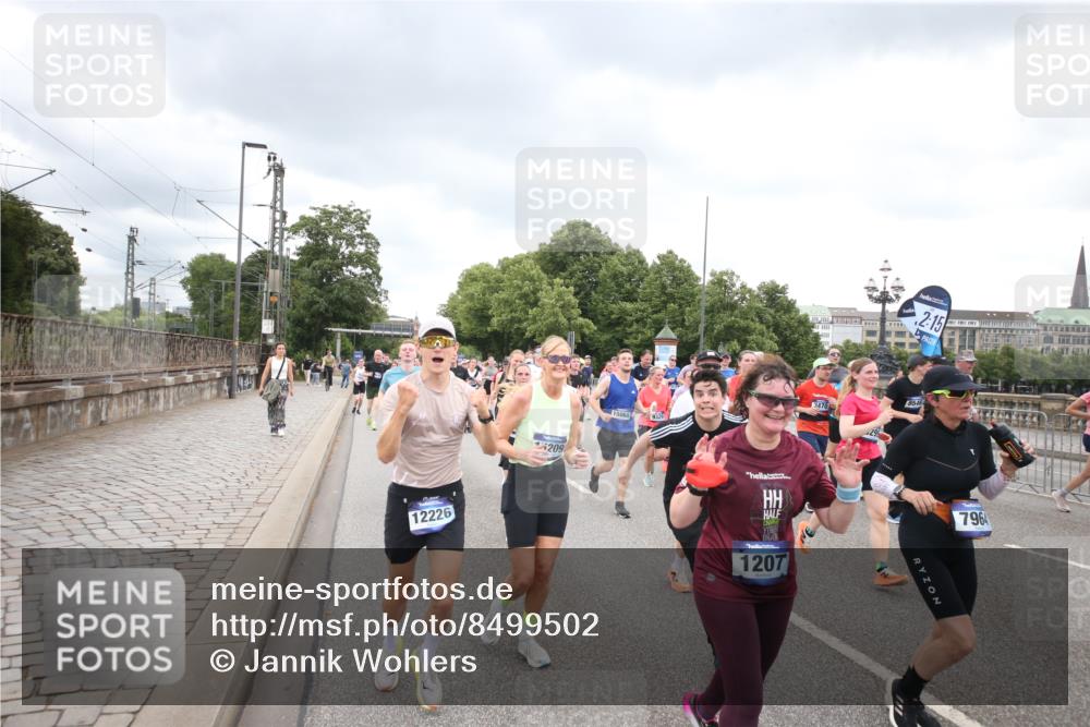 29.06.2025 - hella hamburg halbmarathon Jannik Wohlers http://msf.ph/oto/8499502 29.06.2025 10:56:42 Lombardsbrücke 1207, 2370, 2871, 3387, 3470, 3485, 3723, 3851, 4241, 4485, 4568, 4569, 4611, 4998, 5057, 5639, 6053, 6284, 6832, 6981, 7416, 7417, 7592, 7787, 7964, 8039, 8197, 8224, 8546, 8679, 9298, 9299, 9329, 9513, 9570, 9670, 10016, 10142, 10450, 10505, 10632, 11050, 11179, 11323, 11954, 12226, 12345, 12476, 12477, 12484, 12535, 12828, 12829, 12832, 12984, 13194, 13276, 13490, 13513, 13731, 13878, 13986, 14146, 14148, 14414, 15499, 15630 meine-sportfotos.de