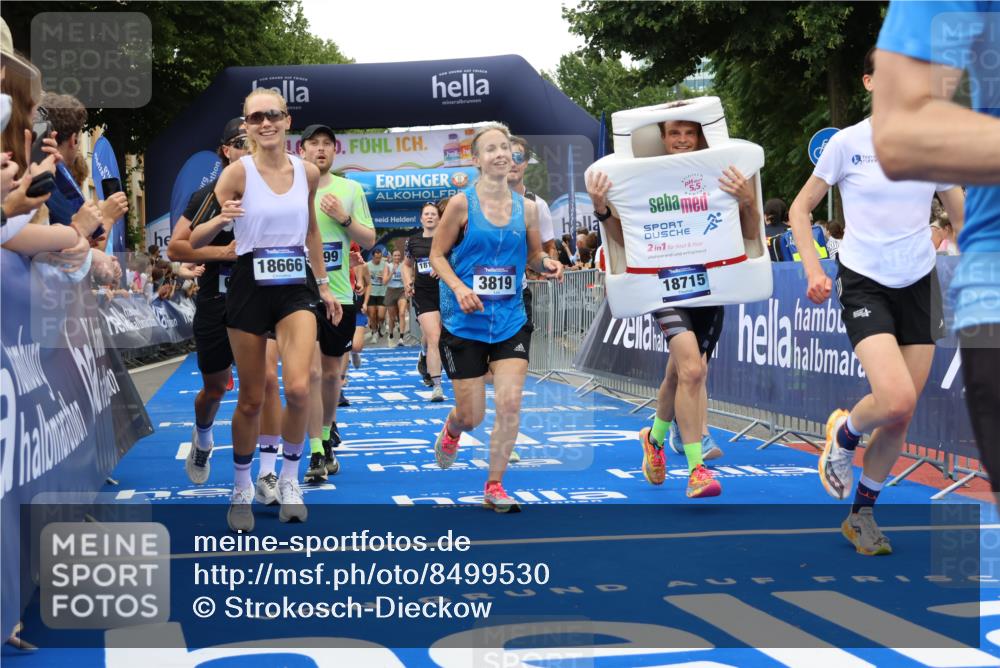 29.06.2025 - hella hamburg halbmarathon Strokosch-Dieckow http://msf.ph/oto/8499530 29.06.2025 10:53:37 Ziel 1030, 1061, 1098, 1499, 1502, 1783, 2058, 2070, 2082, 2518, 2630, 3399, 3819, 5399, 6628, 6762, 8335, 10549, 10895, 11588, 11589, 11604, 12632, 13865, 14702, 14818, 15061, 15113, 15441, 15497, 15856, 16092, 17482, 18143, 18450, 18514, 18612, 18666, 18715 meine-sportfotos.de