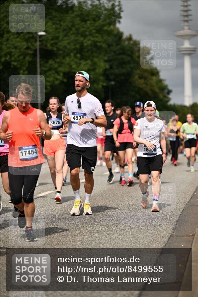 29.06.2025 - hella hamburg halbmarathon Dr. Thomas Lammeyer http://msf.ph/oto/8499555 29.06.2025 10:24:13 Kennedybrücke 1110, 1115, 1145, 2357, 3278, 3678, 4539, 4562, 4570, 4585, 4614, 4737, 4739, 5035, 5123, 5251, 5556, 5659, 5834, 5849, 5878, 6444, 6796, 6797, 6872, 6874, 7137, 7519, 7647, 7739, 7744, 7808, 7917, 8387, 8462, 9136, 9196, 9735, 10349, 10414, 10550, 10622, 11028, 11036, 11434 meine-sportfotos.de