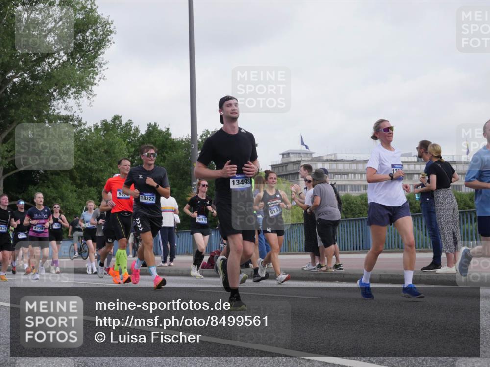 29.06.2025 - hella hamburg halbmarathon Luisa Fischer http://msf.ph/oto/8499561 29.06.2025 10:04:00 Kennedybrücke 531, 4238, 58, 18327, 18919, 13498, 6147, 1387, 2354, 2363, 3740, 4238, 4249, 4708, 5870, 6147, 6487, 6531, 6714, 6835, 7757, 8478, 8923, 10705 meine-sportfotos.de