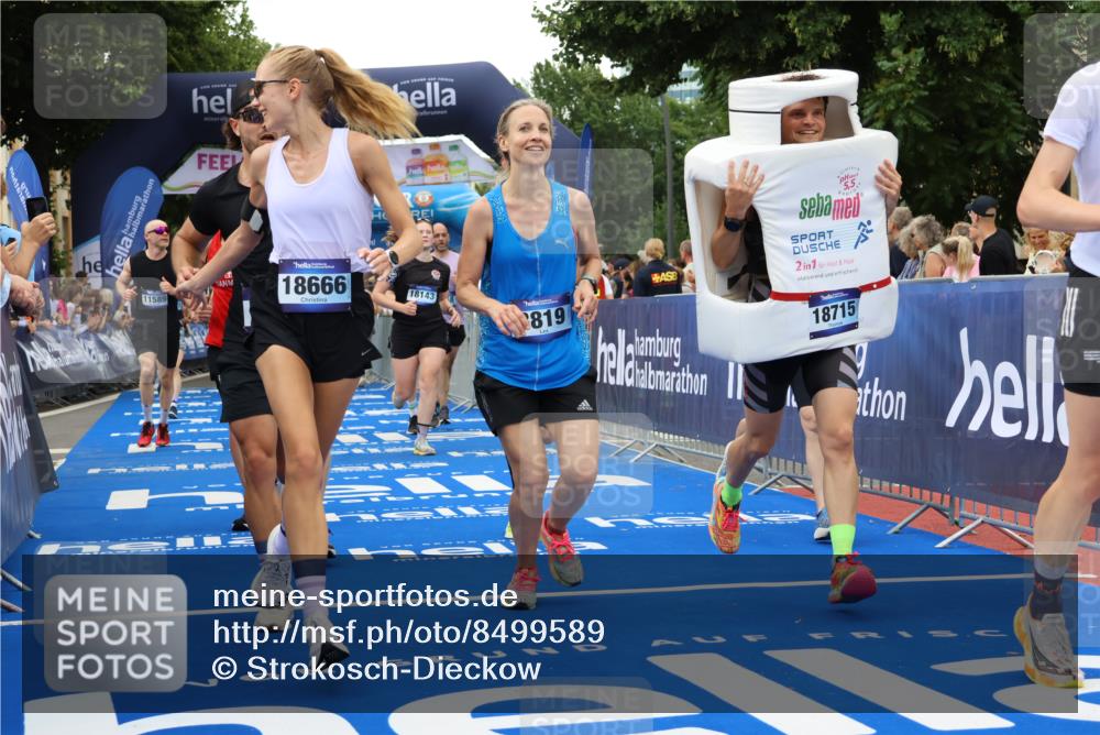 29.06.2025 - hella hamburg halbmarathon Strokosch-Dieckow http://msf.ph/oto/8499589 29.06.2025 10:53:38 Ziel 1030, 1098, 1502, 1783, 2058, 2082, 2518, 2630, 3399, 3819, 5399, 6628, 6762, 6877, 8285, 8335, 10549, 10895, 11588, 11589, 11604, 12632, 13865, 14702, 14818, 15061, 15113, 15441, 15497, 15856, 16092, 17482, 18143, 18450, 18514, 18612, 18666, 18715 meine-sportfotos.de