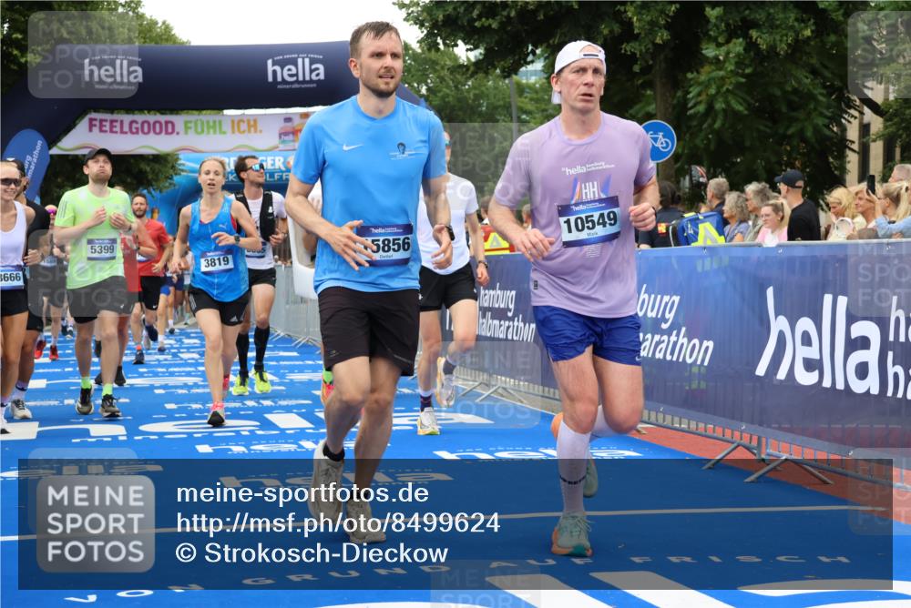 29.06.2025 - hella hamburg halbmarathon Strokosch-Dieckow http://msf.ph/oto/8499624 29.06.2025 10:53:36 Ziel 1030, 1061, 1098, 1499, 1502, 1783, 2058, 2070, 2082, 2518, 2630, 3399, 3819, 5399, 5866, 6628, 6762, 10549, 10895, 11588, 11589, 11604, 12632, 13865, 14702, 14818, 15061, 15113, 15441, 15497, 15856, 16092, 17482, 17710, 18143, 18450, 18514, 18612, 18666, 18715 meine-sportfotos.de