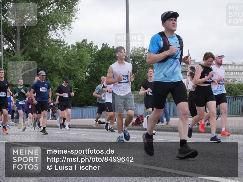 29.06.2025 - hella hamburg halbmarathon Luisa Fischer http://msf.ph/oto/8499642 29.06.2025 10:04:10 Kennedybrücke 18, 796, 68, 1420, 15240, 165, 426, 775, 1387, 1420, 1726, 2006, 2363, 3625, 4068, 4249, 6591, 6924, 7757, 7759, 7761, 8326, 8691, 8923, 9124, 9932, 10383, 10705 meine-sportfotos.de