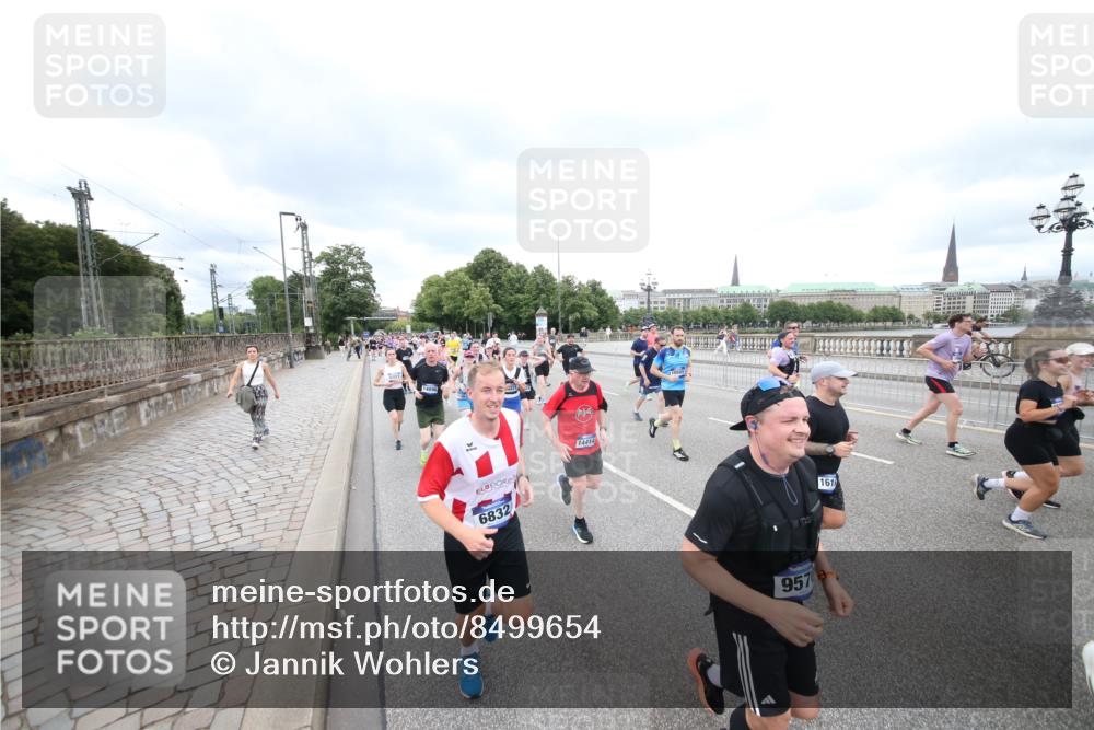 29.06.2025 - hella hamburg halbmarathon Jannik Wohlers http://msf.ph/oto/8499654 29.06.2025 10:56:47 Lombardsbrücke 2041, 2370, 2871, 3195, 3470, 3485, 3723, 3851, 4086, 4106, 4241, 4485, 4568, 4569, 4611, 4998, 5057, 5316, 5639, 6053, 6832, 6981, 7592, 7787, 7964, 8039, 8224, 8546, 8552, 8679, 8851, 8853, 9110, 9298, 9299, 9329, 9430, 9513, 9570, 9670, 10142, 10505, 10913, 10914, 11050, 11179, 11323, 11954, 12226, 12476, 12477, 12484, 12535, 12698, 12829, 12832, 12984, 13048, 13194, 13224, 13438, 13490, 13513, 13731, 13878, 13986, 14146, 14148, 14366, 14414, 14862, 15499 meine-sportfotos.de