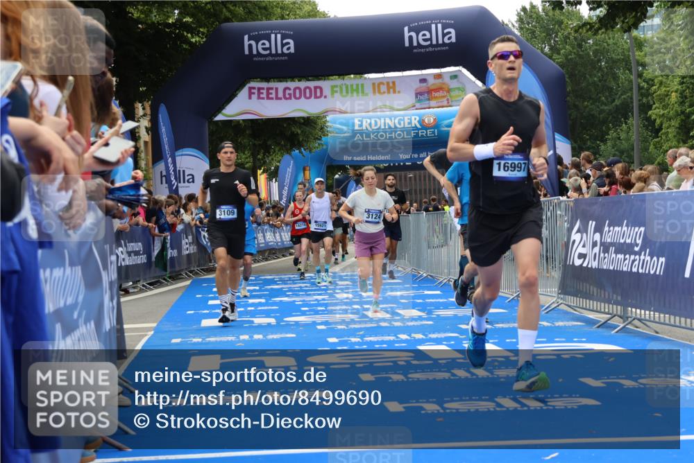 29.06.2025 - hella hamburg halbmarathon Strokosch-Dieckow http://msf.ph/oto/8499690 29.06.2025 10:43:16 Ziel 1675, 2653, 3109, 3124, 3146, 7026, 7093, 10099, 10251, 11177, 13348, 15706, 15921, 16314, 16720, 16997, 18274, 18304, 18987, 19009 meine-sportfotos.de