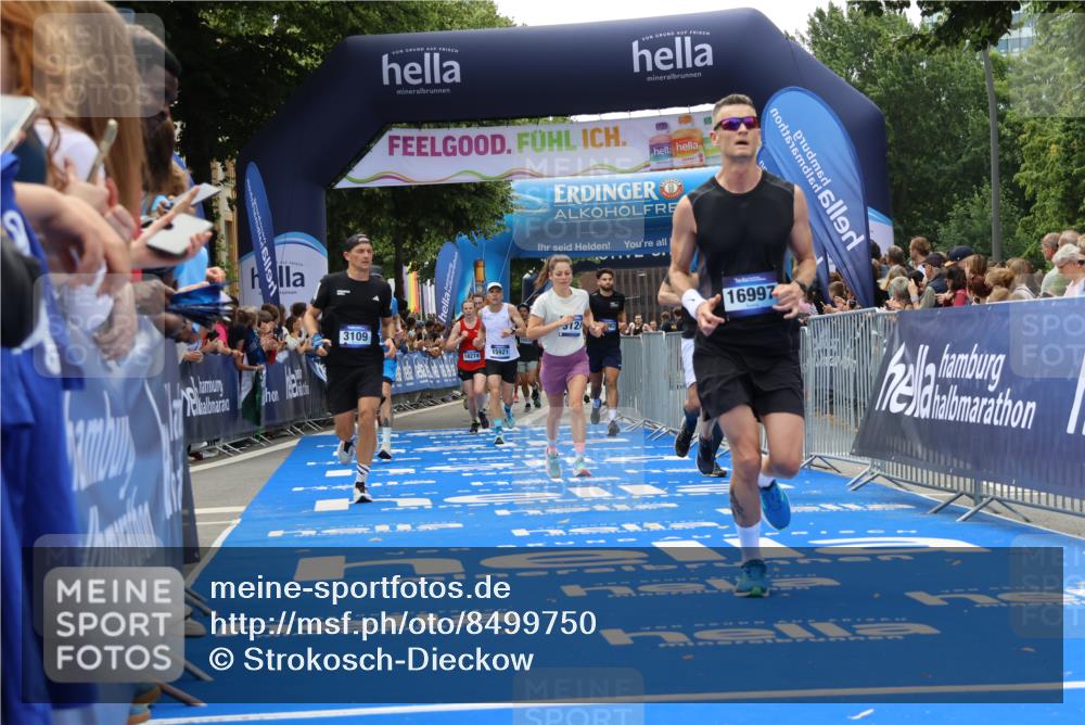 29.06.2025 - hella hamburg halbmarathon Strokosch-Dieckow http://msf.ph/oto/8499750 29.06.2025 10:43:16 Ziel 1675, 2653, 3109, 3124, 3146, 7026, 7093, 10099, 10251, 11177, 13348, 15706, 15921, 16314, 16720, 16997, 18274, 18304, 18987, 19009 meine-sportfotos.de