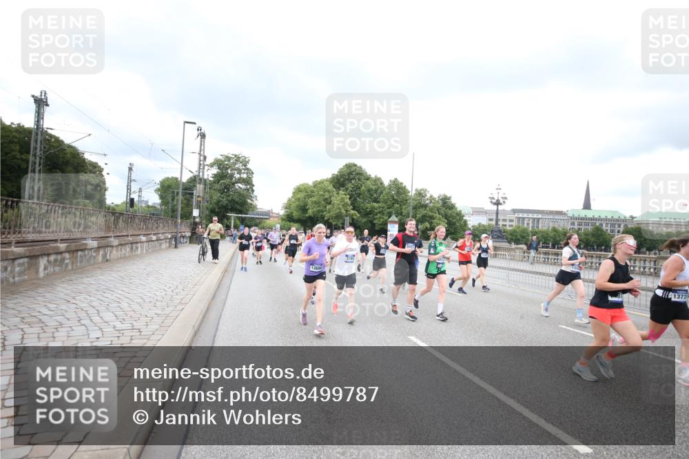 29.06.2025 - hella hamburg halbmarathon Jannik Wohlers http://msf.ph/oto/8499787 29.06.2025 10:56:56 Lombardsbrücke 2041, 2370, 3195, 3388, 3723, 3851, 4086, 4106, 4180, 4485, 4611, 4998, 5316, 5639, 5738, 6053, 7728, 7787, 8035, 8287, 8386, 8540, 8552, 8851, 8853, 9110, 9430, 9670, 9824, 10078, 10913, 10914, 11954, 12306, 12396, 12698, 12799, 12832, 12984, 13048, 13224, 13425, 13427, 13438, 13490, 13513, 13697, 13731, 14146, 14366, 14862, 16007, 18534 meine-sportfotos.de