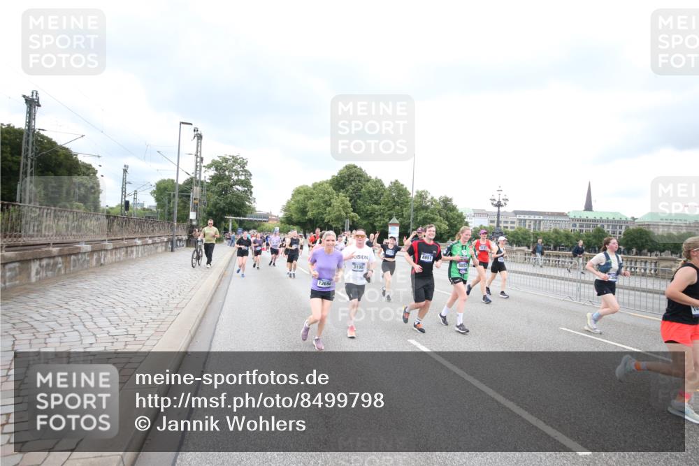 29.06.2025 - hella hamburg halbmarathon Jannik Wohlers http://msf.ph/oto/8499798 29.06.2025 10:56:56 Lombardsbrücke 2041, 2370, 3195, 3388, 3723, 3851, 4086, 4106, 4180, 4485, 4611, 4998, 5316, 5639, 5738, 6053, 7728, 7787, 8035, 8287, 8386, 8540, 8552, 8851, 8853, 9110, 9430, 9670, 9824, 10078, 10913, 10914, 11954, 12306, 12396, 12698, 12799, 12832, 12984, 13048, 13224, 13425, 13427, 13438, 13490, 13513, 13697, 13731, 14146, 14366, 14862, 16007, 18534 meine-sportfotos.de