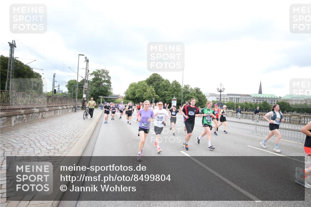 29.06.2025 - hella hamburg halbmarathon Jannik Wohlers http://msf.ph/oto/8499804 29.06.2025 10:56:56 Lombardsbrücke 2041, 2370, 3195, 3388, 3723, 3851, 4086, 4106, 4180, 4485, 4611, 4998, 5316, 5639, 5738, 6053, 7728, 7787, 8035, 8287, 8386, 8540, 8552, 8851, 8853, 9110, 9430, 9670, 9824, 10078, 10913, 10914, 11954, 12306, 12396, 12698, 12799, 12832, 12984, 13048, 13224, 13425, 13427, 13438, 13490, 13513, 13697, 13731, 14146, 14366, 14862, 16007, 18534 meine-sportfotos.de