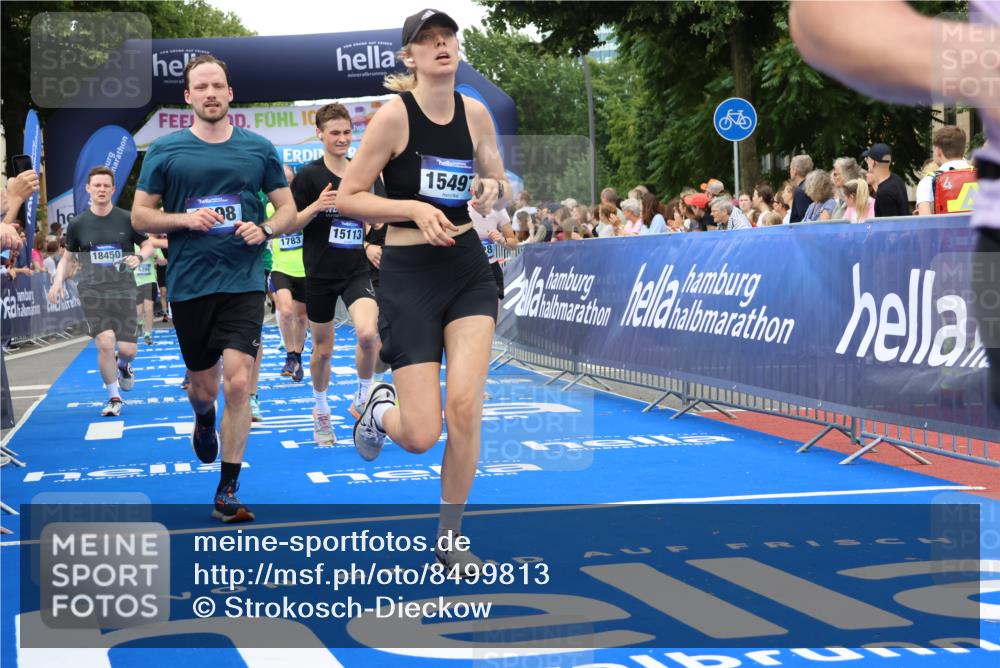 29.06.2025 - hella hamburg halbmarathon Strokosch-Dieckow http://msf.ph/oto/8499813 29.06.2025 10:53:31 Ziel 1030, 1061, 1098, 1499, 1502, 1783, 2070, 2630, 3399, 3819, 5866, 6198, 6628, 6629, 6762, 10549, 11068, 12632, 12909, 13865, 13912, 13997, 15061, 15113, 15497, 15856, 17710, 18450, 18612, 18666, 18715 meine-sportfotos.de