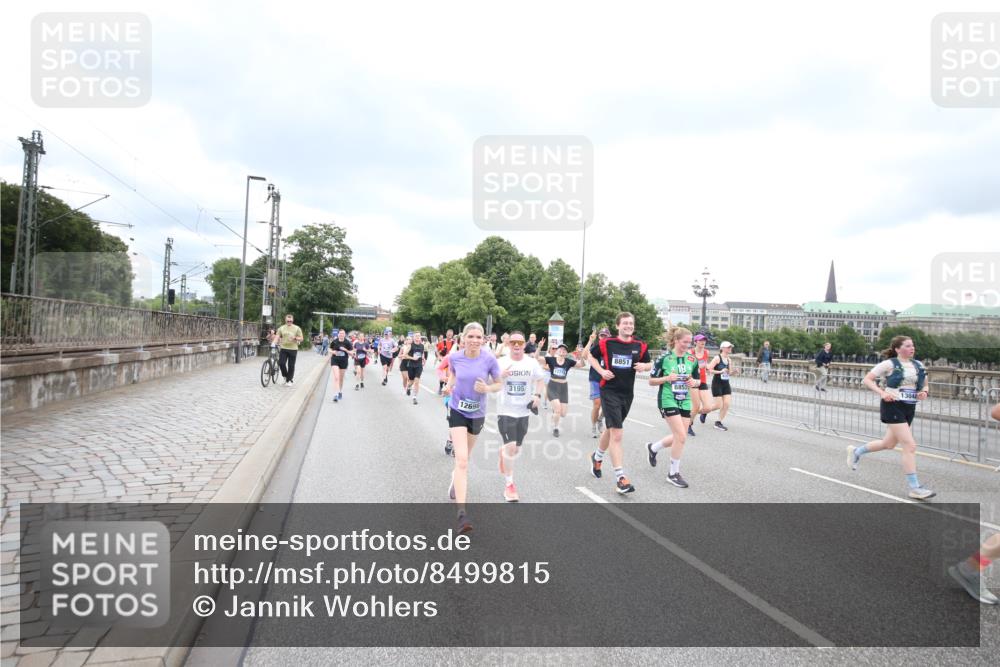 29.06.2025 - hella hamburg halbmarathon Jannik Wohlers http://msf.ph/oto/8499815 29.06.2025 10:56:56 Lombardsbrücke 2041, 2370, 3195, 3388, 3723, 3851, 4086, 4106, 4180, 4485, 4611, 4998, 5316, 5639, 5738, 6053, 7728, 7787, 8035, 8287, 8386, 8540, 8552, 8851, 8853, 9110, 9430, 9670, 9824, 10078, 10913, 10914, 11954, 12306, 12396, 12698, 12799, 12832, 12984, 13048, 13224, 13425, 13427, 13438, 13490, 13513, 13697, 13731, 14146, 14366, 14862, 16007, 18534 meine-sportfotos.de