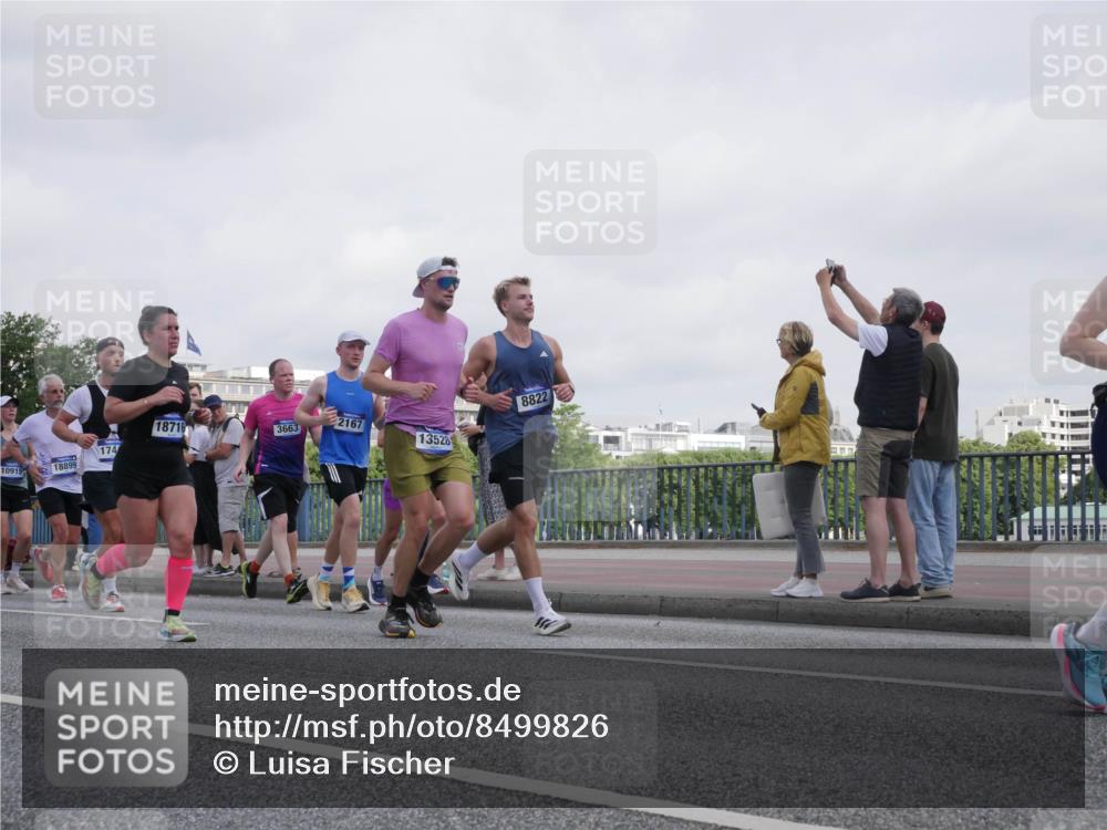 29.06.2025 - hella hamburg halbmarathon Luisa Fischer http://msf.ph/oto/8499826 29.06.2025 10:04:34 Kennedybrücke 10915, 8822, 18716, 3663, 2167, 174, 13528, 18899, 2167, 2806, 2957, 3663, 3976, 4322, 5675, 6281, 0000, 6302, 6921, 7846, 8392, 8578, 8822, 10281, 10301 meine-sportfotos.de