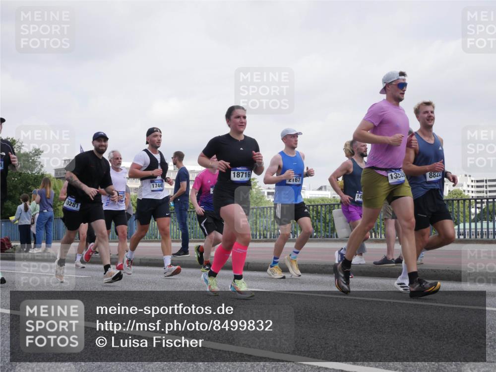 29.06.2025 - hella hamburg halbmarathon Luisa Fischer http://msf.ph/oto/8499832 29.06.2025 10:04:35 Kennedybrücke 0281, 17441, 18716, 2167, 14, 1352, 8822, 2167, 2806, 2957, 3663, 3976, 4322, 5675, 6281, 0000, 6302, 6921, 7846, 8392, 8578, 8632, 8822, 10074, 10281, 10301 meine-sportfotos.de