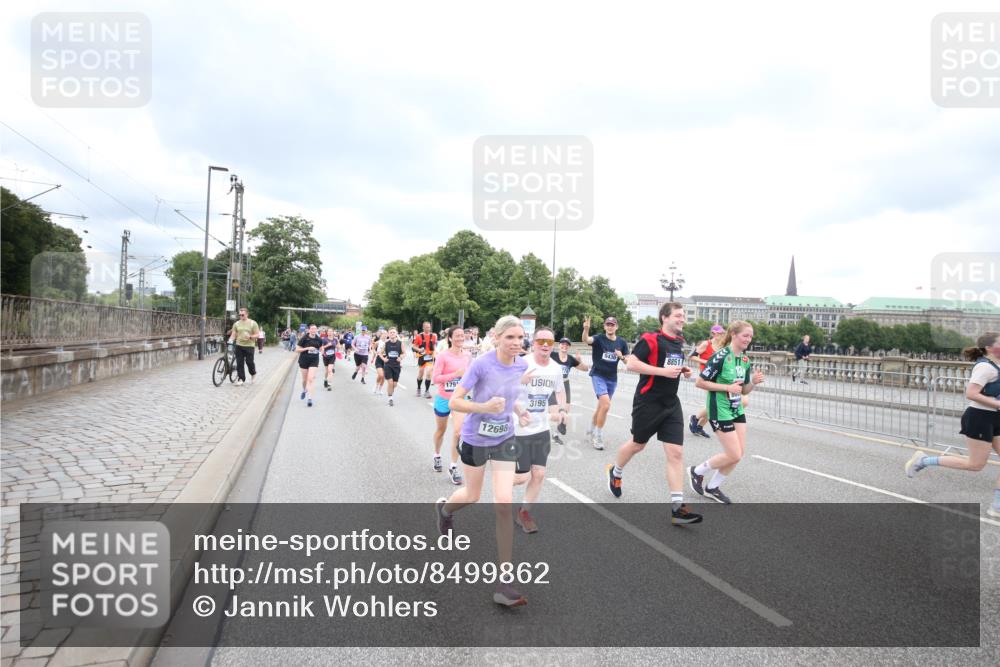 29.06.2025 - hella hamburg halbmarathon Jannik Wohlers http://msf.ph/oto/8499862 29.06.2025 10:56:56 Lombardsbrücke 2041, 2370, 3195, 3388, 3723, 3851, 4086, 4106, 4180, 4485, 4611, 4998, 5316, 5639, 5738, 6053, 7728, 7787, 8035, 8287, 8386, 8540, 8552, 8851, 8853, 9110, 9430, 9670, 9824, 10078, 10913, 10914, 11954, 12306, 12396, 12698, 12799, 12832, 12984, 13048, 13224, 13425, 13427, 13438, 13490, 13513, 13697, 13731, 14146, 14366, 14862, 16007, 18534 meine-sportfotos.de