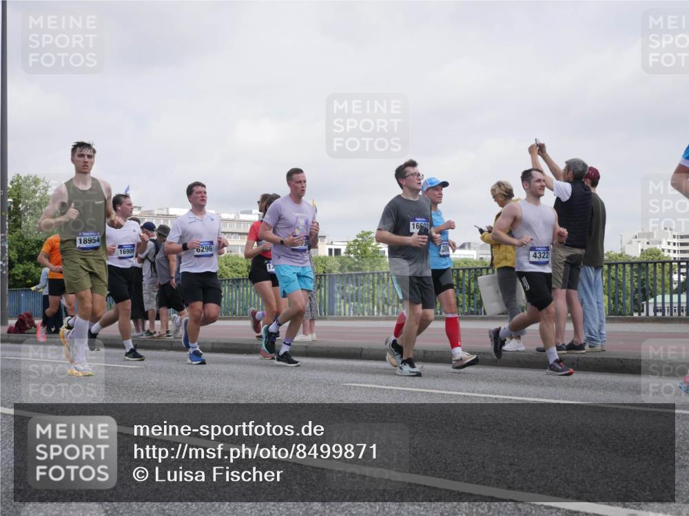 29.06.2025 - hella hamburg halbmarathon Luisa Fischer http://msf.ph/oto/8499871 29.06.2025 10:04:41 Kennedybrücke 18954, 16909, 0000, 17, 16602, 4322, 1653, 1722, 1724, 2806, 2957, 4322, 5603, 0000, 6921, 7846, 8191, 8578, 8632, 8926, 10074 meine-sportfotos.de