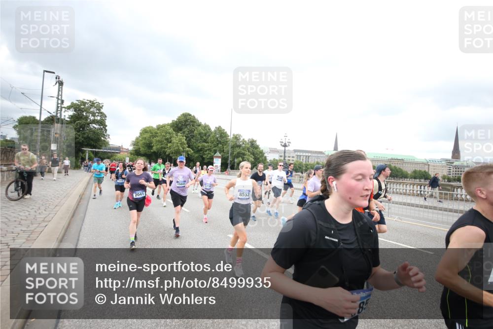 29.06.2025 - hella hamburg halbmarathon Jannik Wohlers http://msf.ph/oto/8499935 29.06.2025 10:57:00 Lombardsbrücke 1643, 2041, 2370, 3195, 3388, 3723, 3750, 3851, 4086, 4106, 4180, 4197, 5117, 5316, 5738, 6827, 7728, 7787, 8035, 8287, 8386, 8540, 8552, 8851, 8853, 8873, 9110, 9430, 9670, 9824, 10078, 10913, 10914, 12306, 12396, 12698, 12713, 12799, 12819, 12832, 12984, 13048, 13224, 13425, 13427, 13438, 13490, 13697, 13731, 14366, 14862, 14944, 14968, 15033, 15958, 16007, 16130, 18534 meine-sportfotos.de