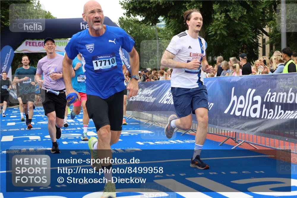 29.06.2025 - hella hamburg halbmarathon Strokosch-Dieckow http://msf.ph/oto/8499958 29.06.2025 10:53:29 Ziel 1030, 1061, 1098, 1499, 1502, 1727, 1783, 2070, 3399, 5866, 6198, 6628, 6629, 6762, 6942, 8651, 10549, 11068, 12909, 13912, 13997, 15113, 15497, 15856, 17710, 18450, 18612, 18666 meine-sportfotos.de