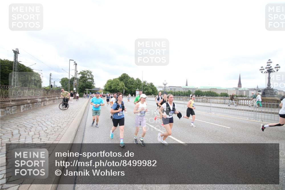 29.06.2025 - hella hamburg halbmarathon Jannik Wohlers http://msf.ph/oto/8499982 29.06.2025 10:57:03 Lombardsbrücke 1643, 2041, 3195, 3385, 3388, 3433, 3723, 3750, 4086, 4106, 4180, 4197, 5117, 5316, 5736, 5738, 6827, 6857, 7720, 7728, 8035, 8287, 8386, 8540, 8552, 8851, 8853, 8873, 9110, 9430, 9496, 9824, 10078, 10913, 10914, 11947, 12172, 12306, 12396, 12698, 12713, 12799, 12819, 13048, 13131, 13224, 13340, 13425, 13427, 13438, 13697, 13731, 14366, 14862, 14944, 14968, 15033, 15288, 15958, 16007, 16130, 18534 meine-sportfotos.de