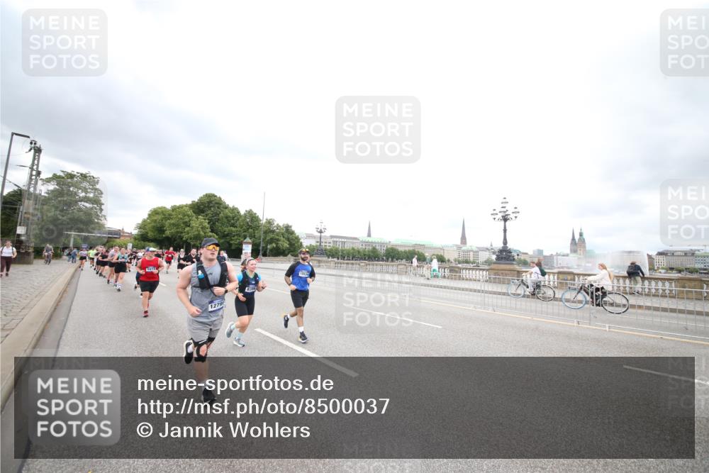 29.06.2025 - hella hamburg halbmarathon Jannik Wohlers http://msf.ph/oto/8500037 29.06.2025 10:57:06 Lombardsbrücke 1265, 1643, 2041, 3385, 3388, 3433, 3750, 4180, 4197, 5117, 5632, 5736, 5738, 6827, 6857, 7720, 7728, 8035, 8287, 8386, 8540, 8552, 8708, 8853, 8873, 9233, 9318, 9430, 9496, 9824, 10078, 10913, 10914, 11947, 12172, 12306, 12396, 12713, 12799, 12819, 13048, 13131, 13340, 13425, 13427, 13438, 13697, 14256, 14366, 14862, 14944, 14968, 15033, 15288, 15958, 16007, 16130, 18534 meine-sportfotos.de