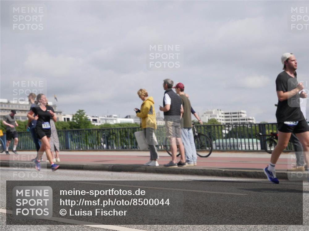 29.06.2025 - hella hamburg halbmarathon Luisa Fischer http://msf.ph/oto/8500044 29.06.2025 10:05:03 Kennedybrücke 132, 1184, 1329, 1364, 1729, 1881, 1940, 4328, 4649, 7031, 9156, 9353, 9741, 10177 meine-sportfotos.de