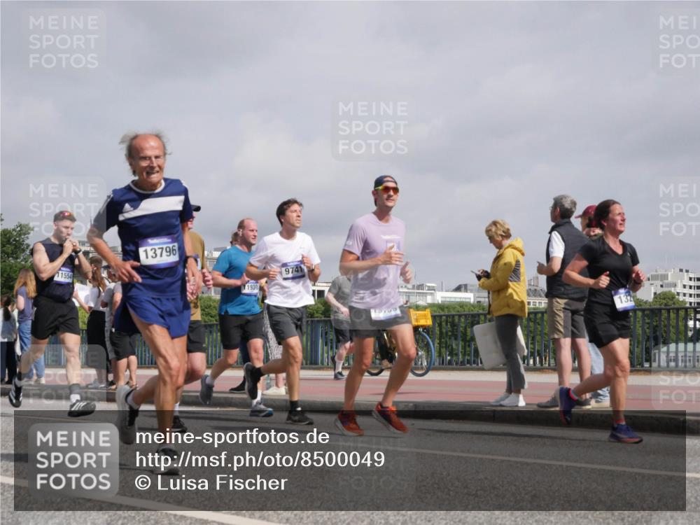 29.06.2025 - hella hamburg halbmarathon Luisa Fischer http://msf.ph/oto/8500049 29.06.2025 10:05:04 Kennedybrücke 11554, 13796, 1938, 9741, 75753, 132, 1184, 1329, 1364, 1729, 1940, 4328, 4649, 7031, 9156, 9353, 9741, 10177 meine-sportfotos.de