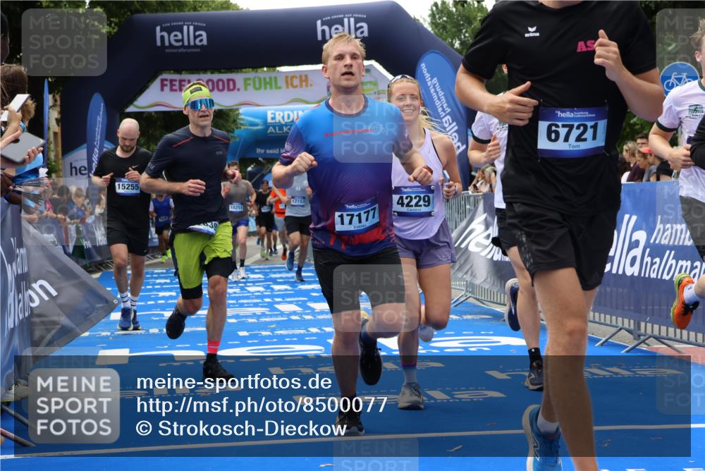 29.06.2025 - hella hamburg halbmarathon Strokosch-Dieckow http://msf.ph/oto/8500077 29.06.2025 10:43:05 Ziel 1675, 4229, 6721, 7026, 7035, 7093, 7451, 8218, 9364, 9833, 10251, 10469, 11177, 12153, 12657, 12723, 12776, 12839, 15255, 15706, 17177, 18304, 19038 meine-sportfotos.de