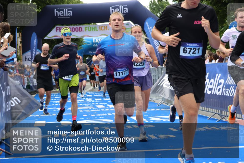 29.06.2025 - hella hamburg halbmarathon Strokosch-Dieckow http://msf.ph/oto/8500099 29.06.2025 10:43:05 Ziel 1675, 4229, 6721, 7026, 7035, 7093, 7451, 8218, 9364, 9833, 10251, 10469, 11177, 12153, 12657, 12723, 12776, 12839, 15255, 15706, 17177, 18304, 19038 meine-sportfotos.de