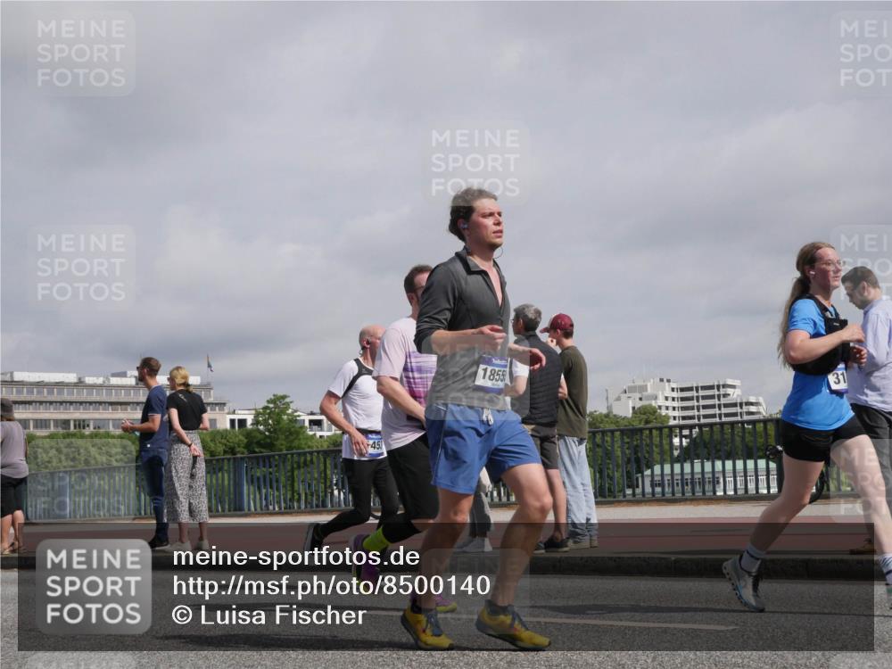 29.06.2025 - hella hamburg halbmarathon Luisa Fischer http://msf.ph/oto/8500140 29.06.2025 10:05:16 Kennedybrücke 45, 1855, 31, 1432, 1453, 2322, 2323, 3169, 4286, 4663, 5763, 6322, 7243, 9020, 9928 meine-sportfotos.de