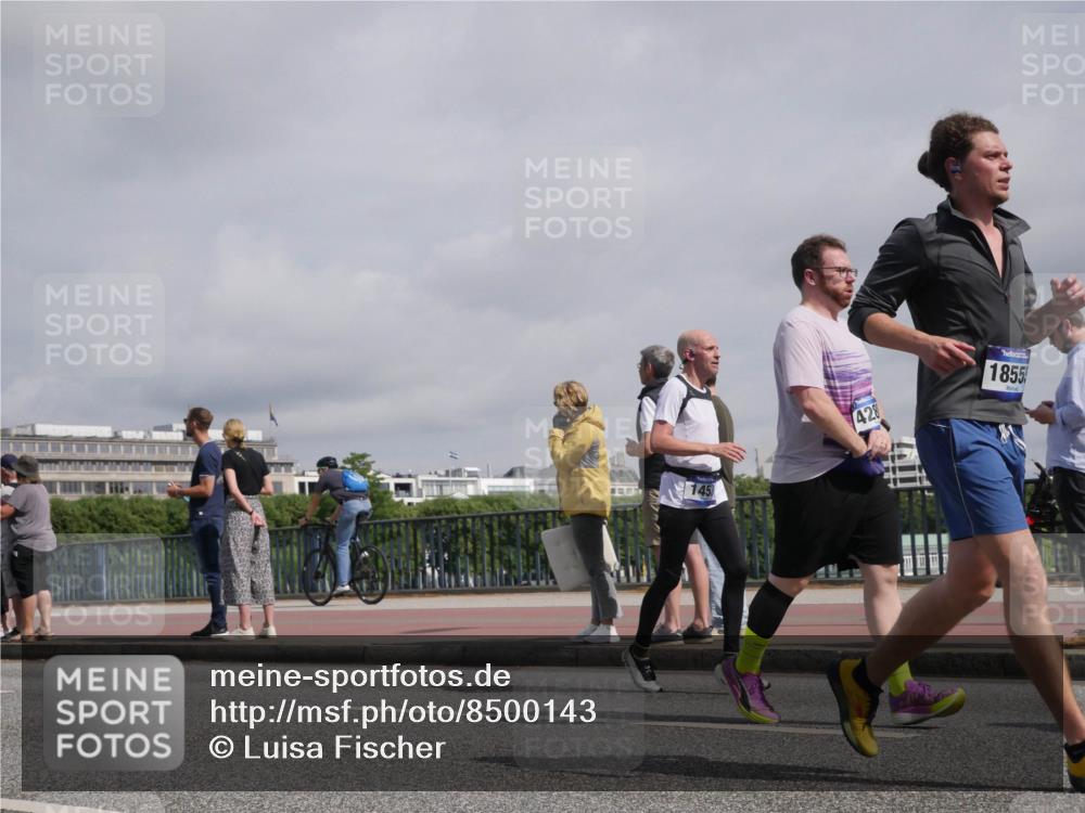 29.06.2025 - hella hamburg halbmarathon Luisa Fischer http://msf.ph/oto/8500143 29.06.2025 10:05:16 Kennedybrücke 145, 428, 1855, 1432, 1453, 2322, 2323, 3169, 4286, 4663, 5763, 6322, 7243, 9020, 9928 meine-sportfotos.de