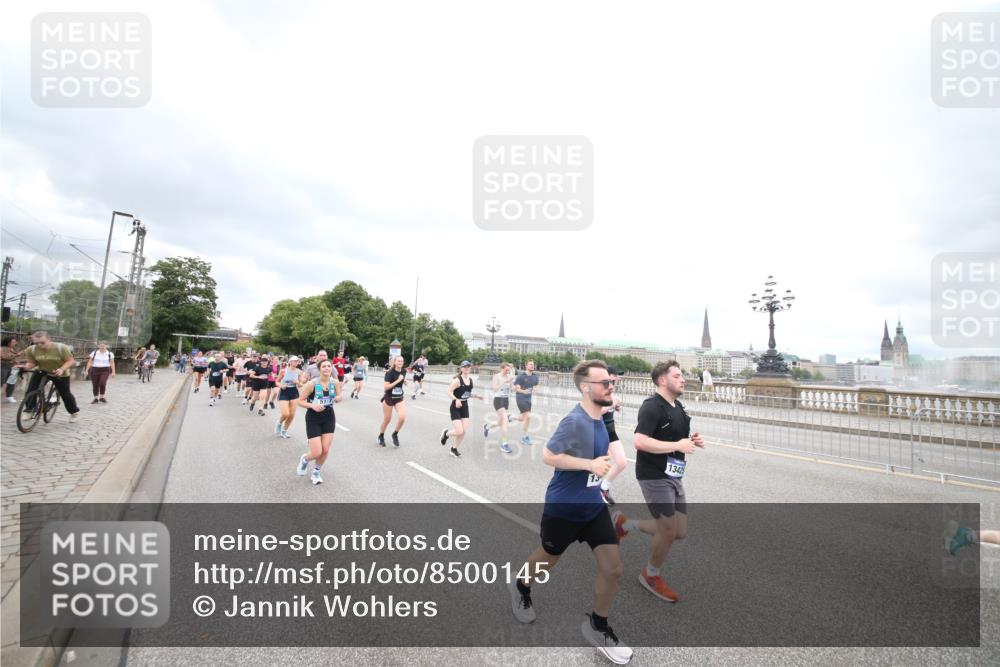 29.06.2025 - hella hamburg halbmarathon Jannik Wohlers http://msf.ph/oto/8500145 29.06.2025 10:57:10 Lombardsbrücke 1123, 1242, 1248, 1265, 1643, 3191, 3385, 3388, 3433, 3750, 3954, 4180, 4197, 4521, 4830, 5117, 5632, 5736, 5738, 6827, 6857, 6916, 7172, 7720, 7728, 8035, 8287, 8386, 8540, 8708, 8873, 9059, 9233, 9318, 9496, 9607, 10078, 11947, 12172, 12306, 12396, 12713, 12799, 12819, 13131, 13340, 13425, 13427, 13697, 14256, 14944, 14968, 15033, 15288, 15958, 16007, 16130, 18534 meine-sportfotos.de