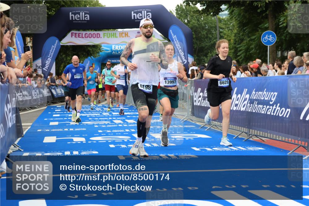 29.06.2025 - hella hamburg halbmarathon Strokosch-Dieckow http://msf.ph/oto/8500174 29.06.2025 10:53:25 Ziel 1061, 1098, 1499, 1683, 1727, 2070, 2354, 4065, 5866, 6198, 6629, 6942, 8651, 11068, 11844, 12490, 12909, 13912, 13997, 15113, 15497, 15681, 15838, 17710, 18134, 18450, 18612, 18901 meine-sportfotos.de