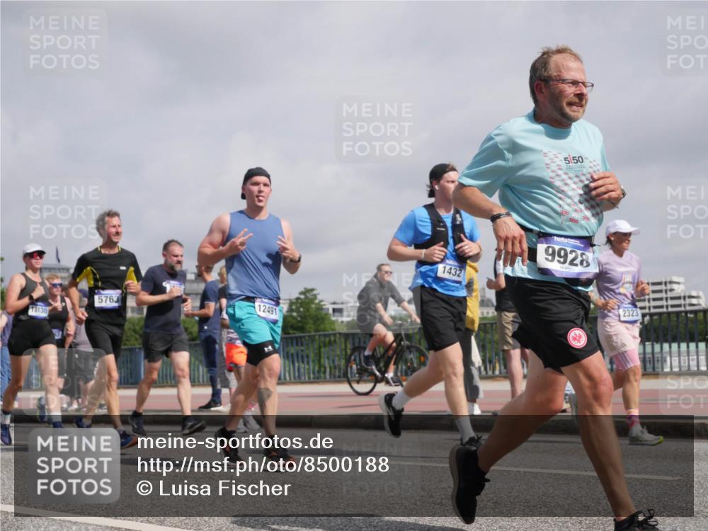 29.06.2025 - hella hamburg halbmarathon Luisa Fischer http://msf.ph/oto/8500188 29.06.2025 10:05:22 Kennedybrücke 18130, 5763, 12491, 1432, 5150, 05, 50, 5, 50, 9928, 2323, 1128, 1432, 1733, 2322, 2323, 4663, 4985, 5763, 6322, 6860, 7243, 9020, 9021, 9928, 10866 meine-sportfotos.de