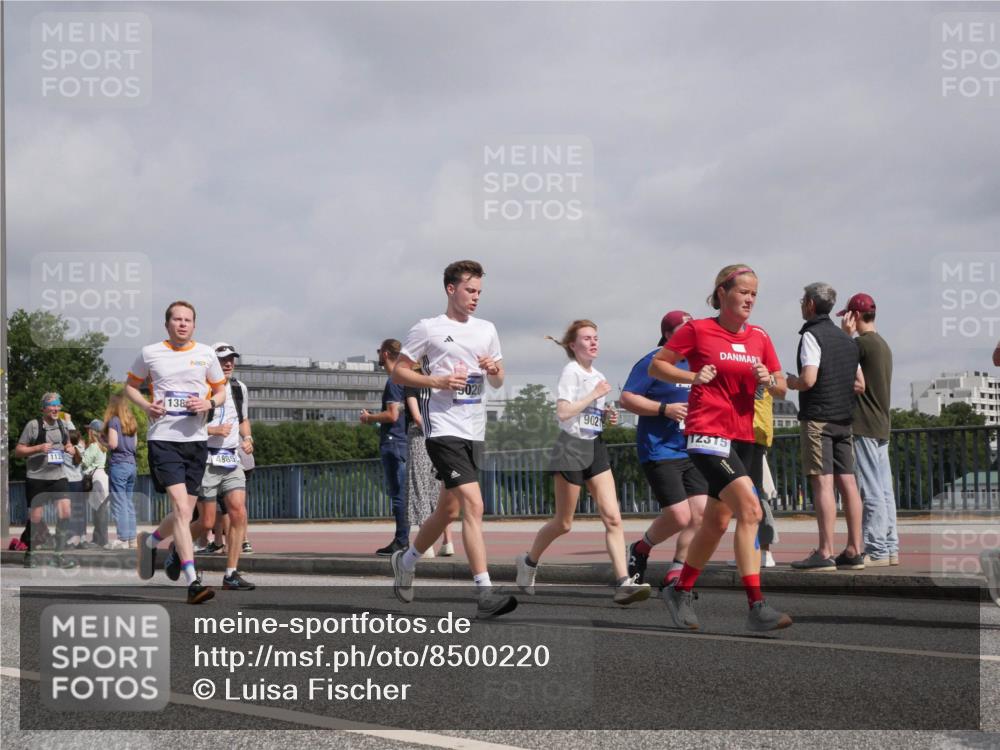 29.06.2025 - hella hamburg halbmarathon Luisa Fischer http://msf.ph/oto/8500220 29.06.2025 10:05:26 Kennedybrücke 1128, 138, 4985, 020, 902, 12315, 1128, 1254, 1432, 1733, 2322, 3780, 4663, 4985, 5742, 5763, 6708, 6860, 7049, 7243, 8749, 9020, 9021, 10866 meine-sportfotos.de