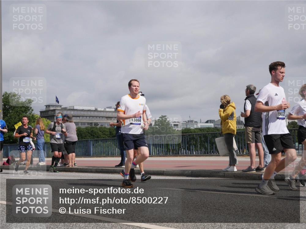 29.06.2025 - hella hamburg halbmarathon Luisa Fischer http://msf.ph/oto/8500227 29.06.2025 10:05:27 Kennedybrücke 19162, 1128, 902, 13868, 1128, 1254, 1733, 2322, 3780, 4663, 4985, 5742, 6708, 6860, 7049, 7243, 8749, 9020, 9021, 10866 meine-sportfotos.de
