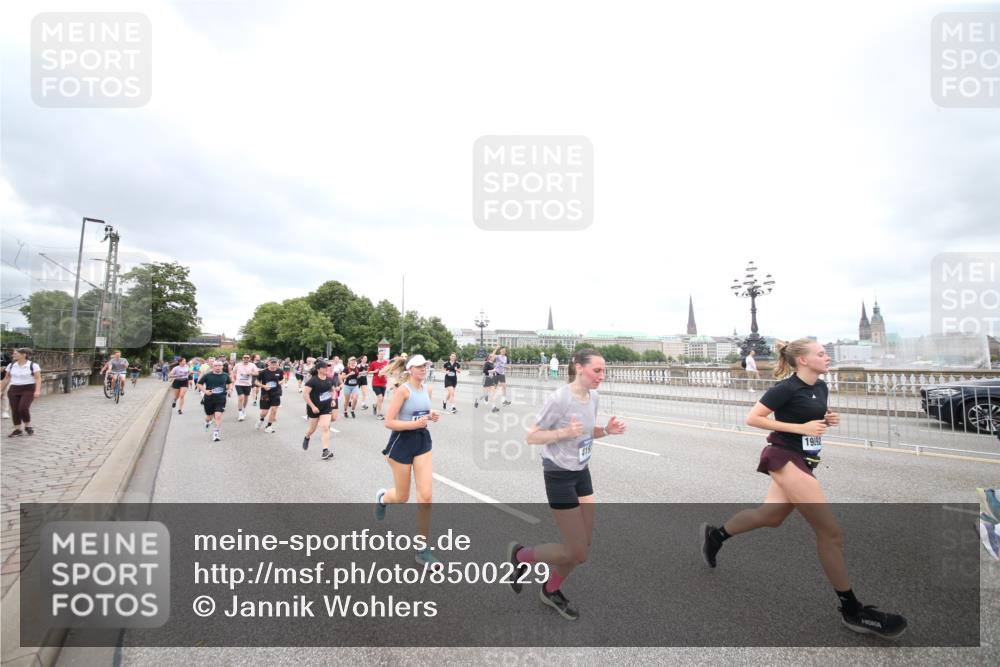 29.06.2025 - hella hamburg halbmarathon Jannik Wohlers http://msf.ph/oto/8500229 29.06.2025 10:57:12 Lombardsbrücke 1123, 1242, 1248, 1265, 1643, 2567, 3191, 3385, 3388, 3433, 3750, 3954, 4180, 4197, 4521, 4830, 5117, 5632, 5736, 6827, 6857, 6916, 7172, 7720, 8035, 8386, 8540, 8708, 8873, 9059, 9233, 9318, 9496, 9607, 9613, 9840, 10070, 10078, 10551, 11026, 11377, 11947, 12172, 12713, 12799, 12819, 13131, 13340, 13425, 13427, 14256, 14944, 14968, 15033, 15288, 15956, 15958, 16007, 16130, 18534 meine-sportfotos.de