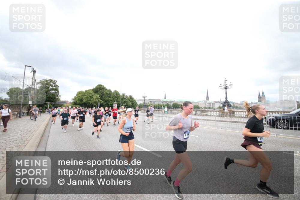29.06.2025 - hella hamburg halbmarathon Jannik Wohlers http://msf.ph/oto/8500236 29.06.2025 10:57:12 Lombardsbrücke 1123, 1242, 1248, 1265, 1643, 2567, 3191, 3385, 3388, 3433, 3750, 3954, 4180, 4197, 4521, 4830, 5117, 5632, 5736, 6827, 6857, 6916, 7172, 7720, 8035, 8386, 8540, 8708, 8873, 9059, 9233, 9318, 9496, 9607, 9613, 9840, 10070, 10078, 10551, 11026, 11377, 11947, 12172, 12713, 12799, 12819, 13131, 13340, 13425, 13427, 14256, 14944, 14968, 15033, 15288, 15956, 15958, 16007, 16130, 18534 meine-sportfotos.de