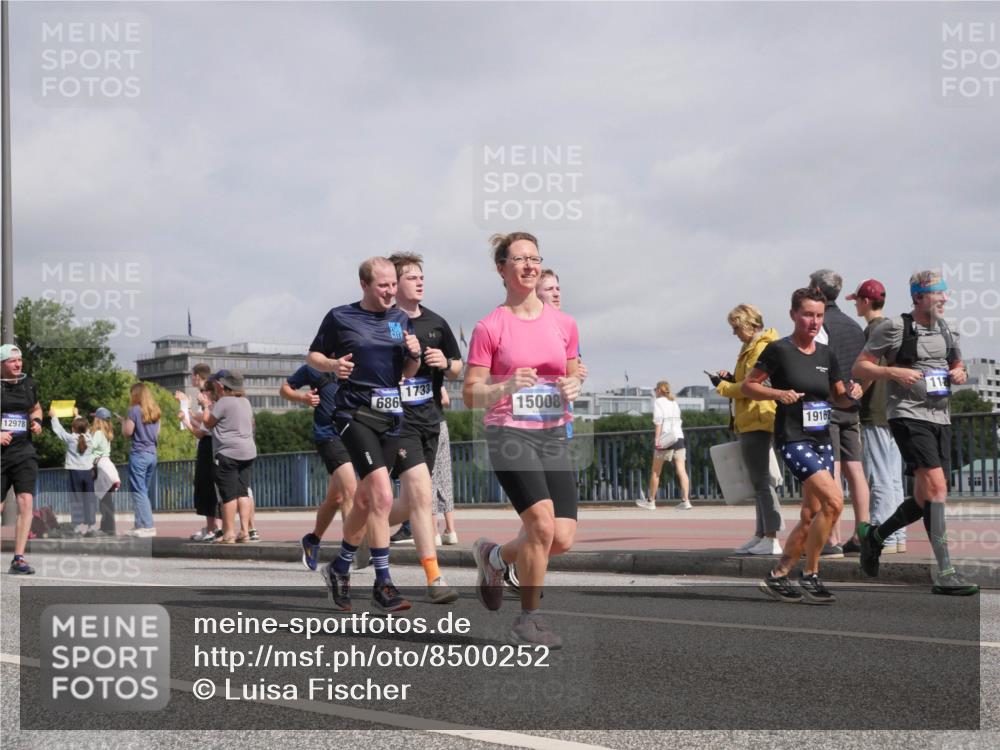 29.06.2025 - hella hamburg halbmarathon Luisa Fischer http://msf.ph/oto/8500252 29.06.2025 10:05:30 Kennedybrücke 12978, 686, 1733, 15008, 19162, 1128, 1128, 1254, 1733, 3780, 4985, 5742, 6708, 6860, 7049, 8749, 9021, 10539, 10866 meine-sportfotos.de