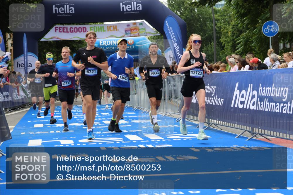 29.06.2025 - hella hamburg halbmarathon Strokosch-Dieckow http://msf.ph/oto/8500253 29.06.2025 10:43:03 Ziel 4229, 4823, 6721, 7026, 7035, 7451, 8218, 9364, 9833, 10251, 10469, 11177, 12153, 12657, 12723, 12776, 12839, 15255, 17177, 19038 meine-sportfotos.de