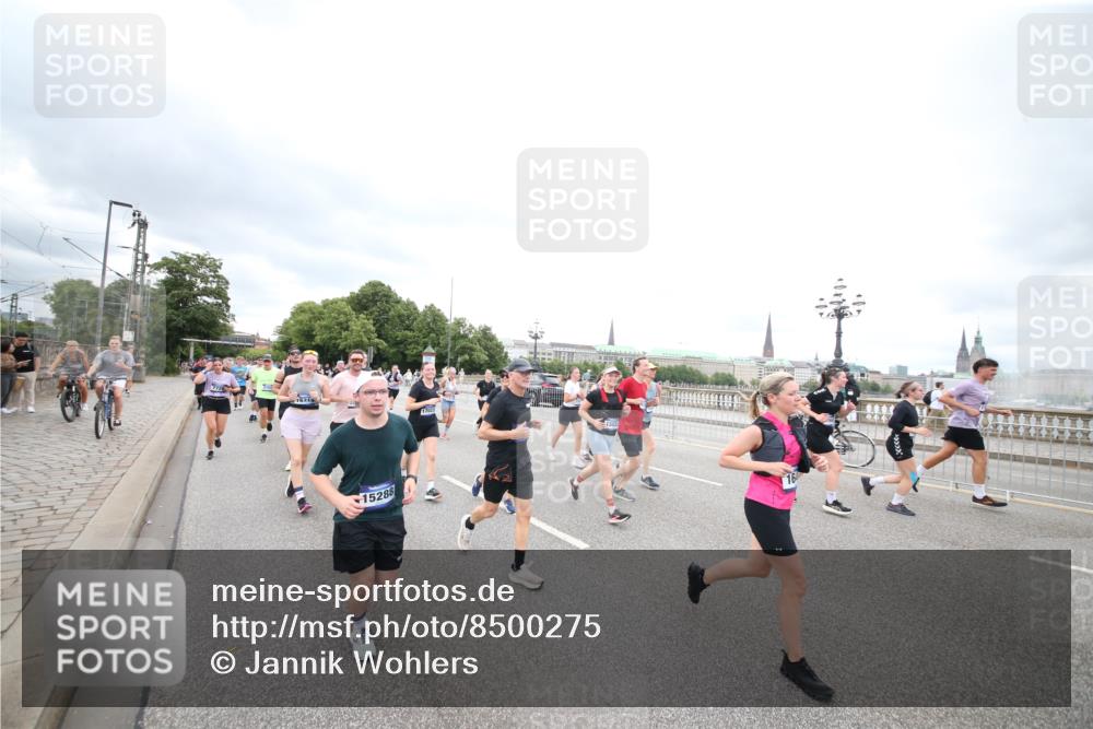 29.06.2025 - hella hamburg halbmarathon Jannik Wohlers http://msf.ph/oto/8500275 29.06.2025 10:57:14 Lombardsbrücke 1123, 1242, 1248, 1265, 1643, 2015, 2567, 3191, 3385, 3433, 3750, 3954, 4059, 4197, 4521, 4830, 5117, 5632, 5736, 6827, 6857, 6916, 7172, 7720, 8035, 8159, 8386, 8708, 8873, 9059, 9233, 9318, 9496, 9607, 9613, 9840, 10070, 10551, 10578, 10629, 10630, 11026, 11377, 11947, 12172, 12713, 12799, 12819, 13131, 13340, 13425, 13427, 13882, 14256, 14944, 14968, 15033, 15288, 15956, 15958, 16130, 18534 meine-sportfotos.de