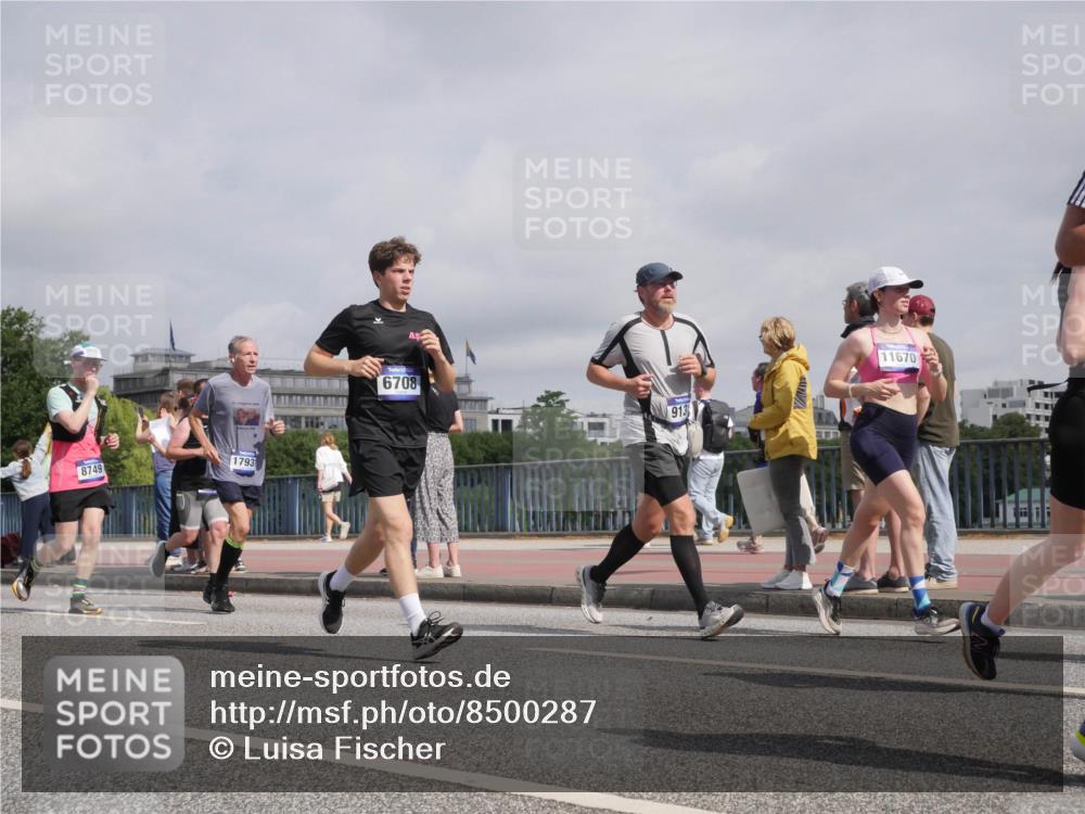 29.06.2025 - hella hamburg halbmarathon Luisa Fischer http://msf.ph/oto/8500287 29.06.2025 10:05:35 Kennedybrücke 8749, 1793, 6708, 913, 11670, 1254, 3780, 3919, 5742, 6166, 6708, 7049, 8662, 8749, 10539 meine-sportfotos.de