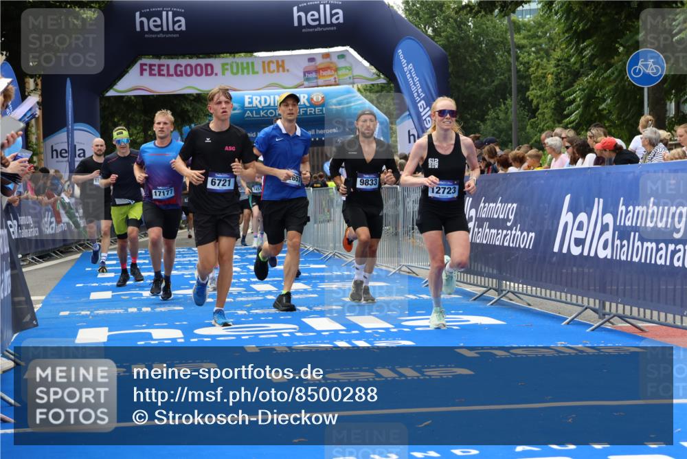 29.06.2025 - hella hamburg halbmarathon Strokosch-Dieckow http://msf.ph/oto/8500288 29.06.2025 10:43:03 Ziel 4229, 4823, 6721, 7026, 7035, 7451, 8218, 9364, 9833, 10251, 10469, 11177, 12153, 12657, 12723, 12776, 12839, 15255, 17177, 19038 meine-sportfotos.de