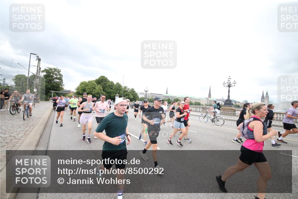 29.06.2025 - hella hamburg halbmarathon Jannik Wohlers http://msf.ph/oto/8500292 29.06.2025 10:57:15 Lombardsbrücke 1123, 1242, 1248, 1265, 1643, 2015, 2451, 2567, 3191, 3385, 3433, 3750, 3954, 4059, 4197, 4521, 4830, 5117, 5632, 5736, 6827, 6857, 6916, 7172, 7720, 8035, 8159, 8386, 8708, 8873, 9059, 9233, 9318, 9496, 9607, 9613, 9840, 10070, 10461, 10551, 10578, 10629, 10630, 11026, 11193, 11377, 11947, 12172, 12713, 12799, 12819, 13131, 13340, 13425, 13427, 13882, 14256, 14944, 14968, 15033, 15288, 15956, 15958, 16082, 16130 meine-sportfotos.de