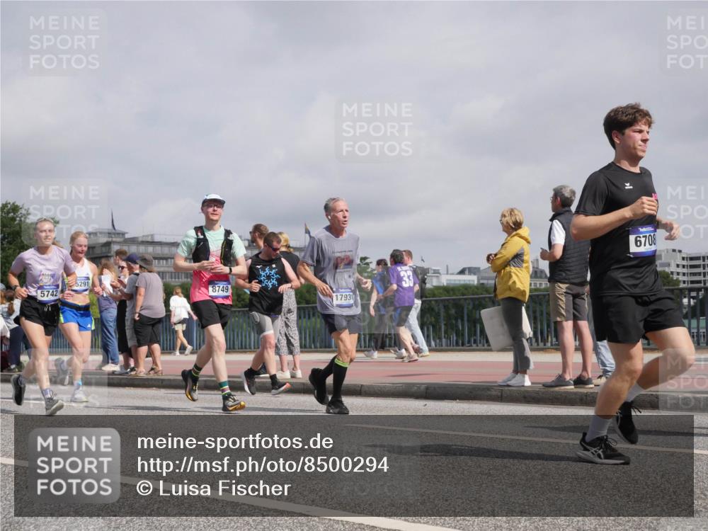 29.06.2025 - hella hamburg halbmarathon Luisa Fischer http://msf.ph/oto/8500294 29.06.2025 10:05:36 Kennedybrücke 5742, 5291, 8749, 17931, 33, 6708, 1254, 2685, 3780, 3919, 5742, 6166, 6708, 7049, 7323, 8662, 8749, 10539 meine-sportfotos.de